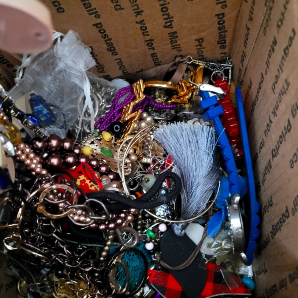Jewerly crafting and wearable over 4 pounds (lot 2)